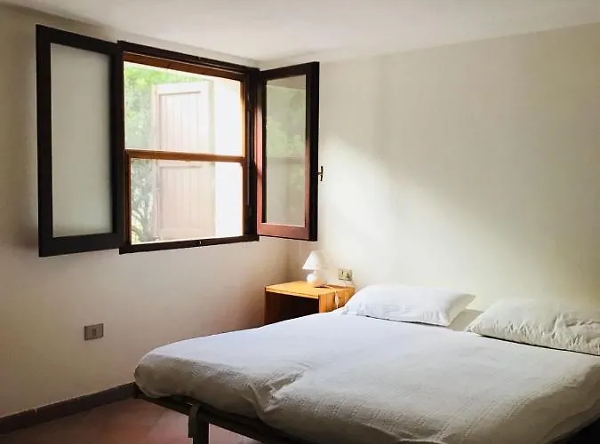 Al Mare Circondata Dal Carloforte (Isola di San Pietro)