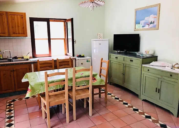 Al Mare Circondata Dal Carloforte (Isola di San Pietro)